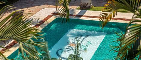 2 piscines extérieures, chaises longues