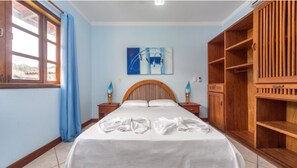 Chalet, 2 kamar tidur | Meja kerja, tirai kedap cahaya, setrika/meja setrika, dan seprai linen