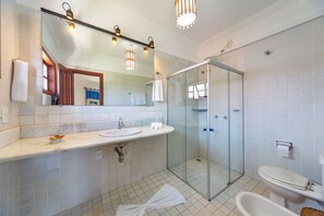 Chalet, 3 Bedrooms | Bathroom | Shower, free toiletries, hair dryer, towels - Capoeira Village (Porto Seguro)