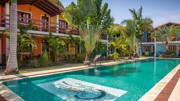 2 piscines extérieures, chaises longues