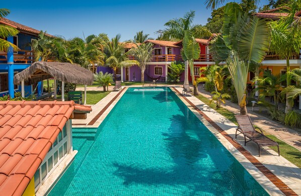 2 outdoor pools, pool loungers