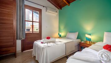 Appartement (Aventura) | Bureau, rideaux d’obscurcissement, fer et planche à repasser