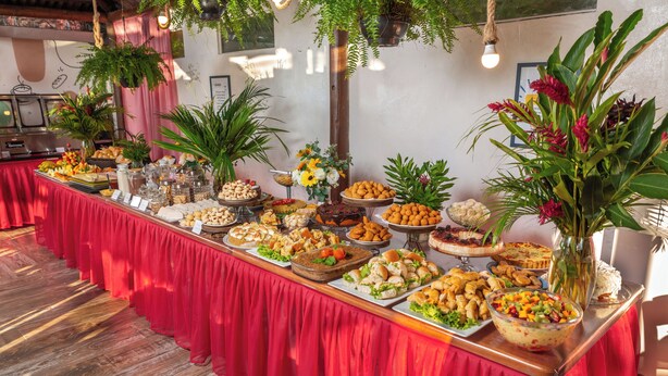 Une table de buffet garnie de divers plats et agrémentée de plantes décoratives.
