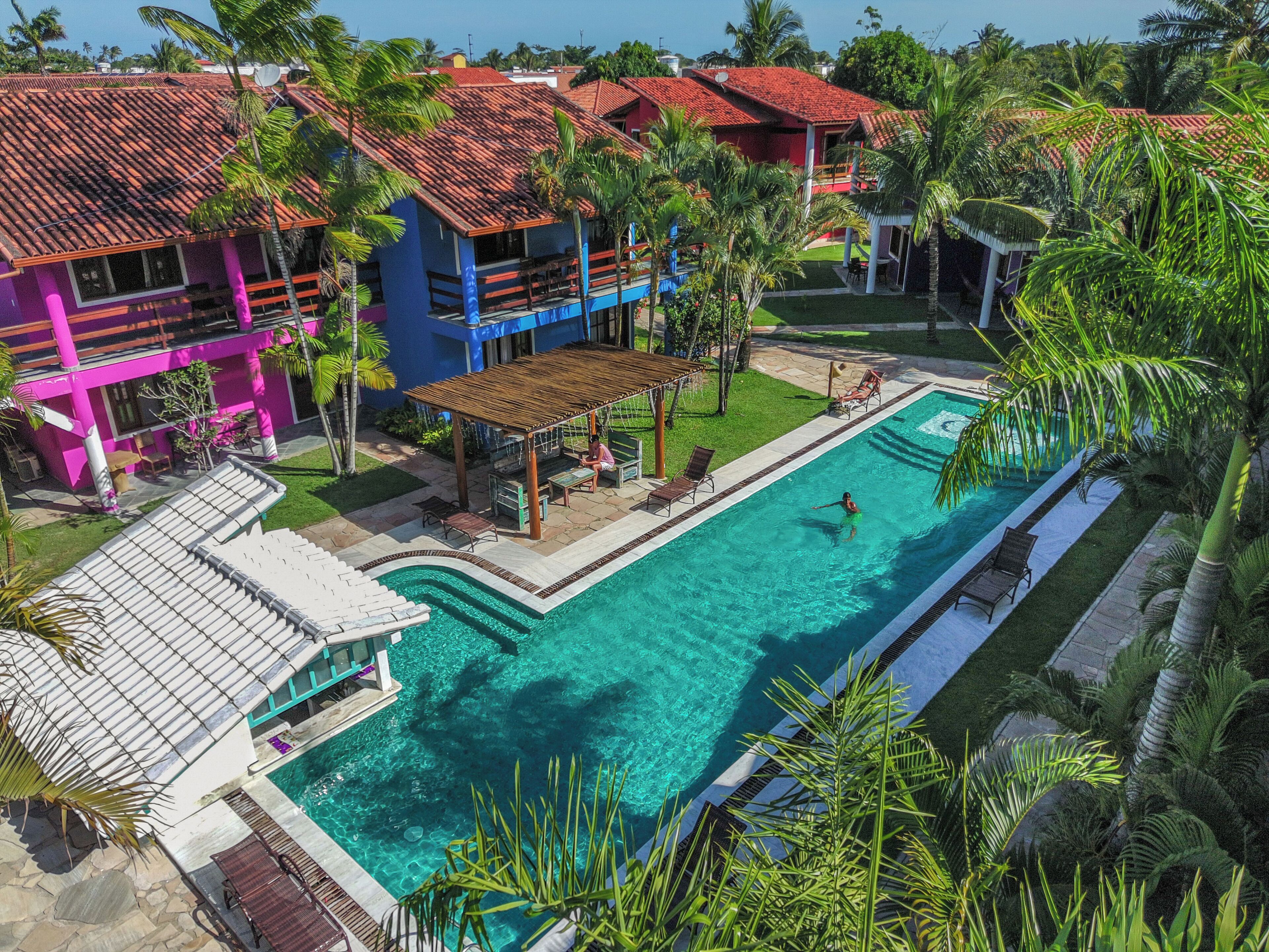 2 outdoor pools, pool loungers