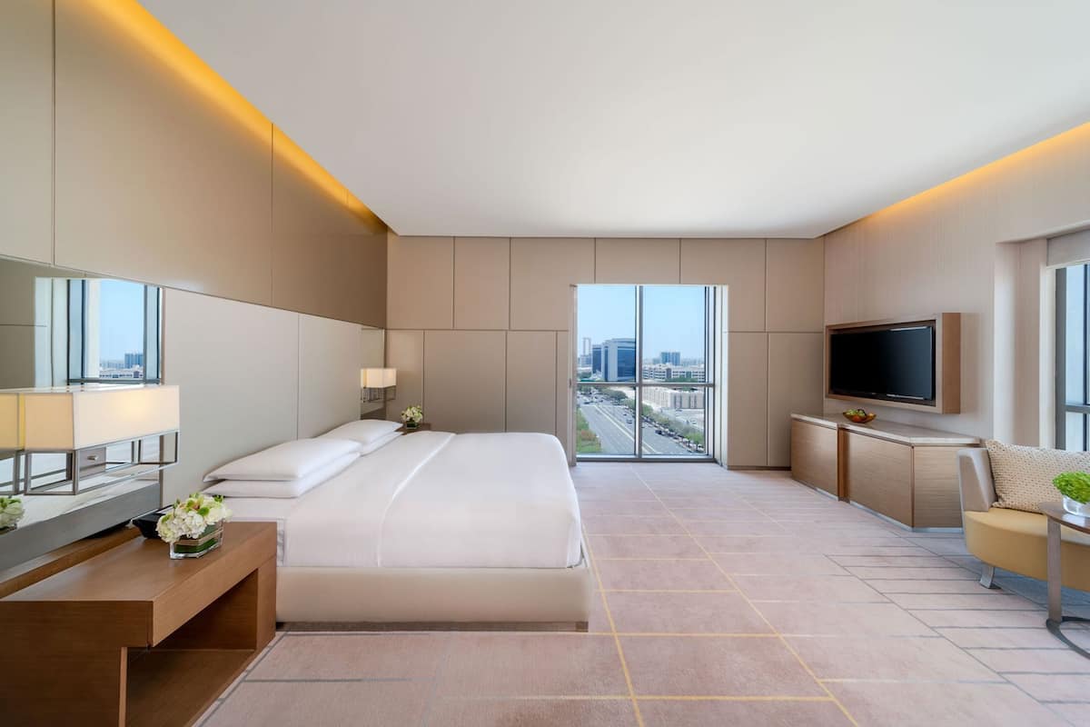 Premium bedding, in-room safe, individually decorated