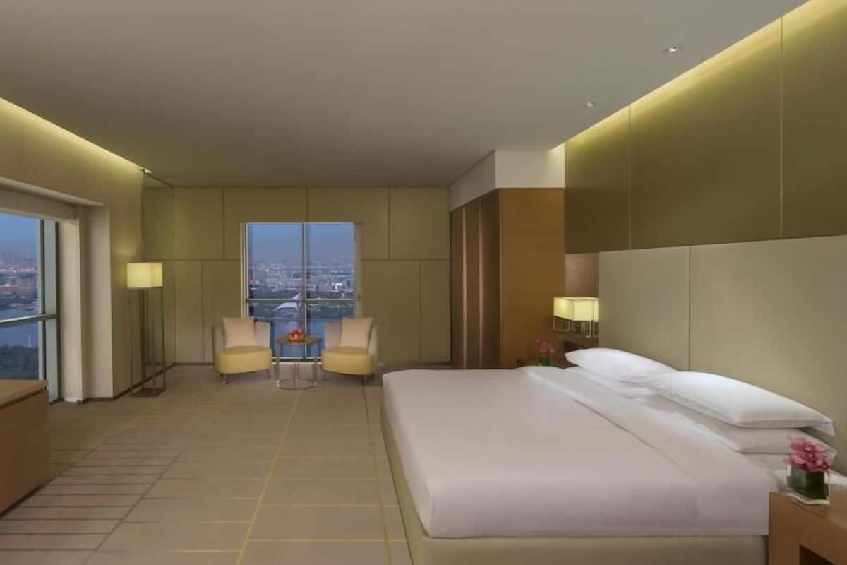 Premium bedding, in-room safe, individually decorated