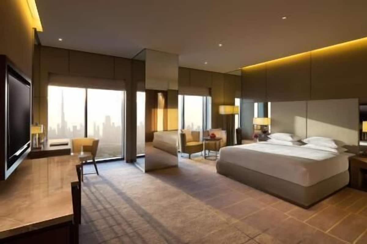 Premium bedding, in-room safe, individually decorated