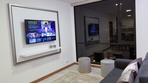 Panoramic Apartment, Kitchen, Mountain View | Living area | Smart TV, Netflix - Luxury Residence Suites (Quito)
