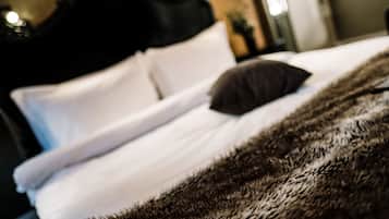 Premium Double Room | Peralatan tempat tidur premium, meja, seterika/papan seterika