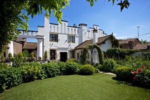Terrace/patio - THE GLORY OF MY FATHER - Gîte (Knutsford)