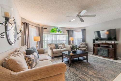 ​Near Theme Parks! Potter's Castle! Gorgeous, 3 BR's, Sleeps 8, Pool!