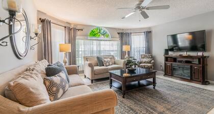 Near Theme Parks! Potter's Castle! Gorgeous, 3 BR's, Sleeps 8, Pool!