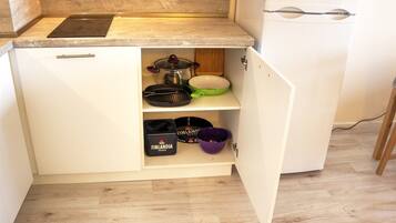 Apartemen Panorama, 2 kamar tidur, pemandangan laut | Dapur pribadi | Lemari es, microwave, kompor, dan peralatan masak/sendok-piring