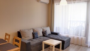 พาโนรามิกอพาร์ทเมนท์, 2 ห้องนอน, วิวทะเล | ห้องนั่งเล่น | ทีวีจอแบน