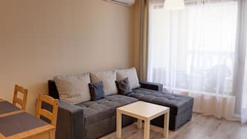 Apartamento panorâmico, 2 quartos, vista para o mar | Sala de estar | TV de tela plana