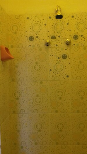 Deluxe Double Room, 2 Twin Beds, Private Bathroom | Bathroom shower - Hostal Piedra Andina (Copacabana)