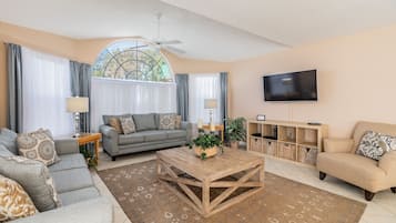 Apartamento de lujo, 4 habitaciones, accesible para personas con discapacidad, planta baja | 4 dormitorios, decoración individual, tabla de planchar con plancha