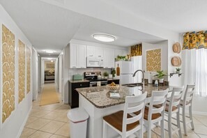 Appartamento Luxury, 4 camere da letto, accessibile ai disabili, al piano terra | 4 camere, con stile personalizzato, ferro/asse da stiro