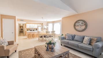 Apartamento de lujo, 4 habitaciones, accesible para personas con discapacidad, planta baja | 4 dormitorios, decoración individual, tabla de planchar con plancha