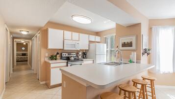 Apartamento de lujo, 4 habitaciones, accesible para personas con discapacidad, planta baja | 4 dormitorios, decoración individual, tabla de planchar con plancha