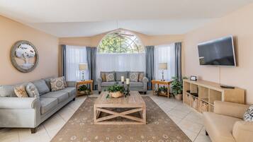 Apartamento de lujo, 4 habitaciones, accesible para personas con discapacidad, planta baja | 4 dormitorios, decoración individual, tabla de planchar con plancha