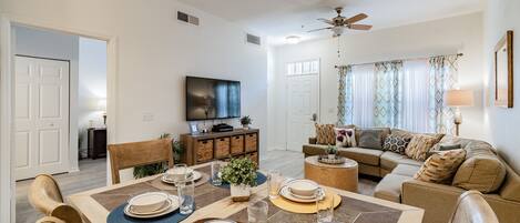 奢华联排别墅, 3 间卧室, 无障碍, 一层 | 起居区 | 平板电视