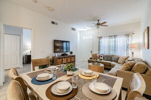 Luxury Townhome, 3 Bedrooms, Accessible, Ground Floor | Living area