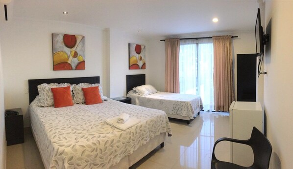 トリプルルーム シングルベッド 3 台 | WiFi (無料)