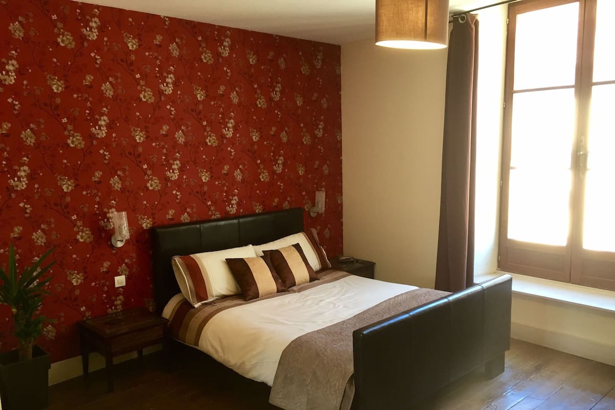 Deluxe Double Room | Dihias secara berasingan, dilengkapkan perabot secara berasingan