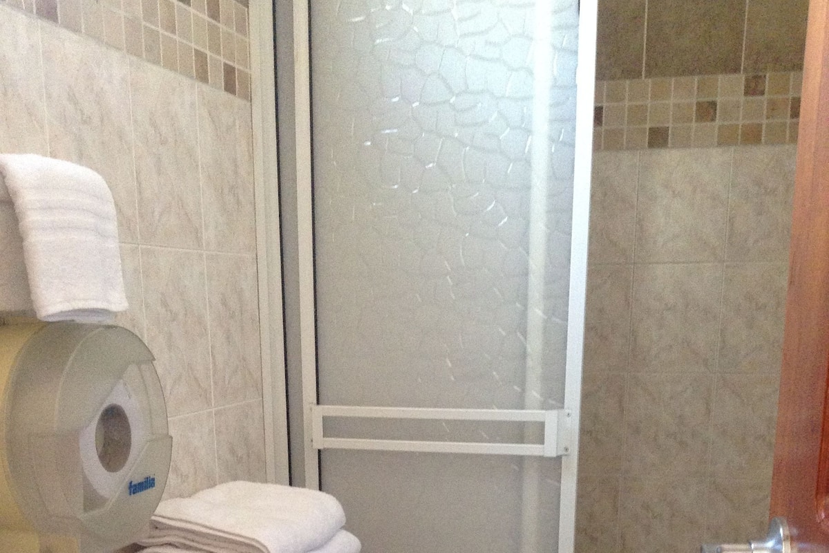 Shower, free toiletries