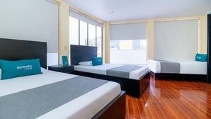 Family Room | Peti besi dalam bilik, meja, ruang kerja komputer riba 