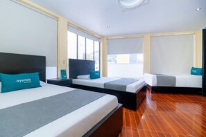 Familiekamer | Een kluis op de kamer, een bureau, een laptopwerkplek