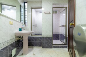Ducha, artículos de tocador gratuitos, toallas