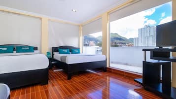 Habitación familiar | Caja fuerte, escritorio, espacio para trabajar con un portátil