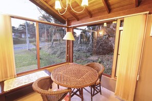 Casa, 4 quartos | Área de estar | TV de tela plana, lareira