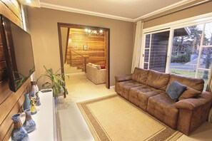 บ้านพัก, 4 ห้องนอน | ห้องนั่งเล่น | ทีวีจอแบน, เตาผิง