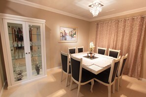 บ้านพัก, 4 ห้องนอน | บริเวณนั่งเล่น | ทีวีจอแบน, เตาผิง