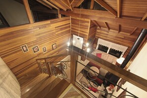 Casa, 4 quartos | Área de estar | TV de tela plana, lareira