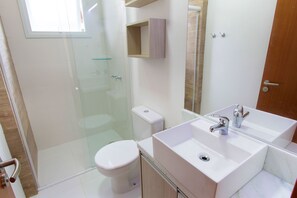 Apartamento, 2 habitaciones | Baño | Ducha y toallas
