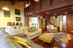 Duplex | Living room | Flat-screen TV, fireplace - My Home - Panoramico da Montanha (Gramado)