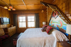 Rom – standard, 1 kingsize-seng, elveutsikt | Individuelt dekorert, individuelt innredet og strykejern/-brett