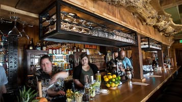 5 bars/lounges