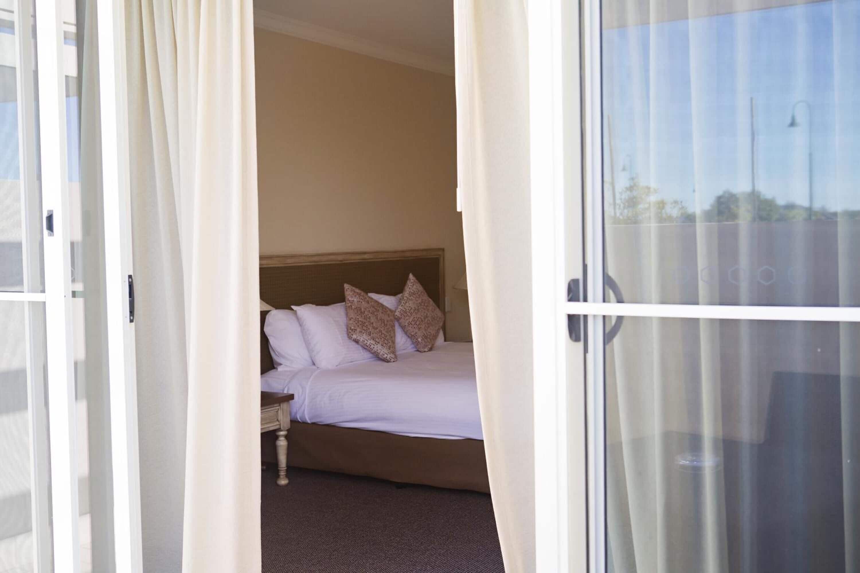 1 bedroom, desk, blackout curtains, soundproofing