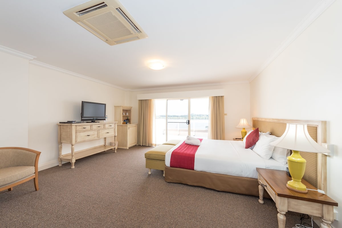 Studio « Premier », 1 trÚs grand lit, vue fleuve | 1 chambre, bureau, rideaux occultants, chambres insonorisées