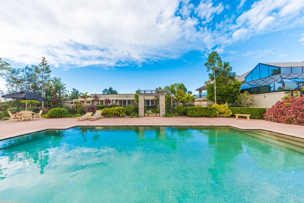 Alberca al aire libre, acceso de 08:00 a 20:00, y camastros 