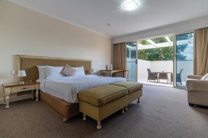 Skrivebord, blendingsgardiner, lydisolert og strykejern/-brett