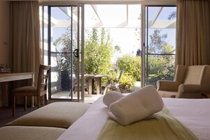 1 bedroom, desk, blackout drapes, soundproofing