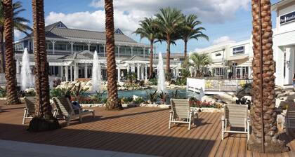 Kaunis lintu pyhäkkö järvellä