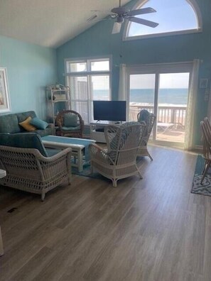 Televisio, DVD-soitin, pöytäjalkapallopöytä, kirjoja