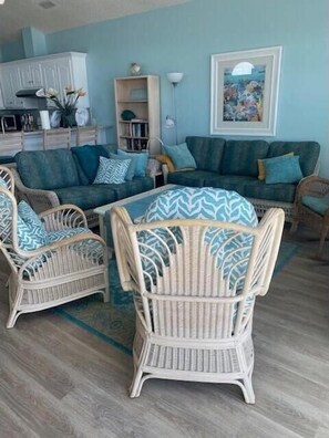 Televisio, DVD-soitin, pöytäjalkapallopöytä, kirjoja